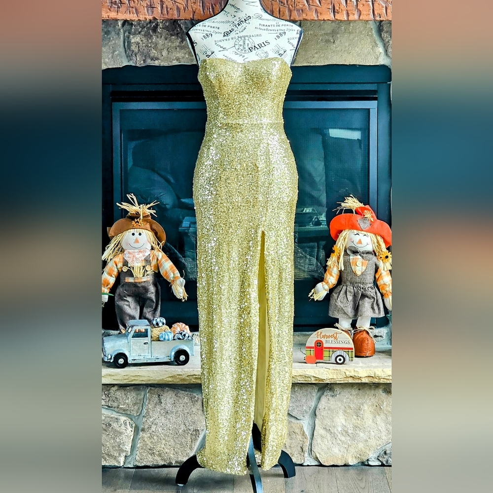 B. DARLIN GOLD SEQUIN STRAPLESS GOWN. SIZE 1/2